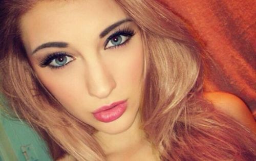 finofilipino:  La moza del día es Anna Faith, la Elsa humana de “Frozen”. En el Arca de Fino su galería con 21 fotos + 1 vídeo.