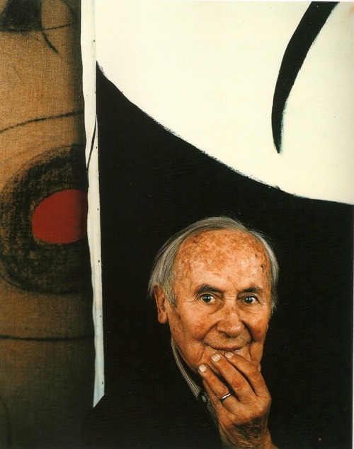 nebulously-burnished:Joan Mirò  by Arnold Newman, 1977 