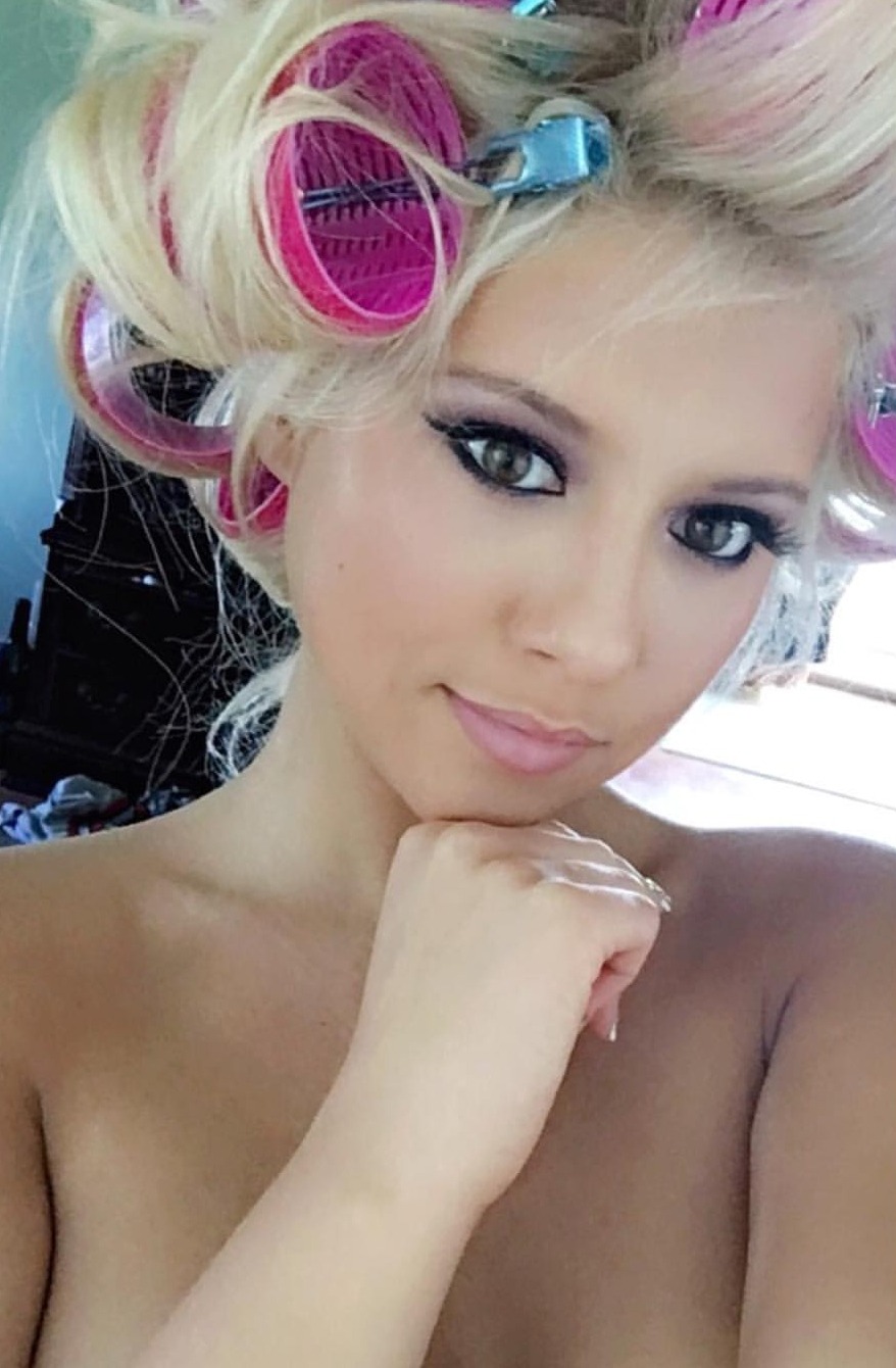 selfysgalore:  Getting all dolled up