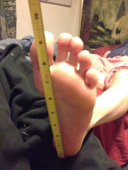 karathefootgoddess:  I have big feet XD