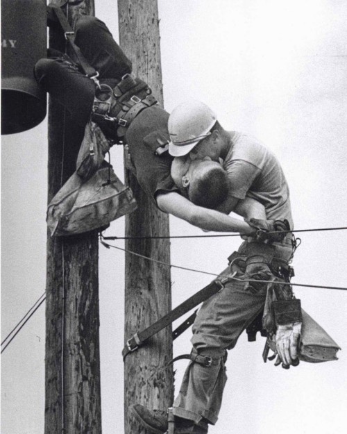 historicaltimes:  “The Kiss of Life”. This iconic photo shows a utility worker receiving mouth-to-mouth after being electrocuted. He survived. . 