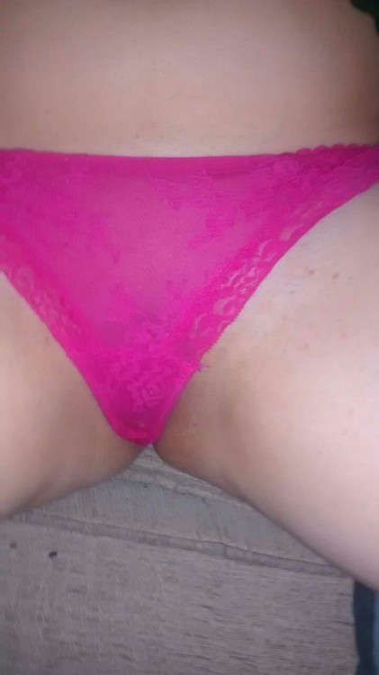 onlythegooddyeblonde: Wanna see what’s under?  Kik: onlythegooddyeblonde