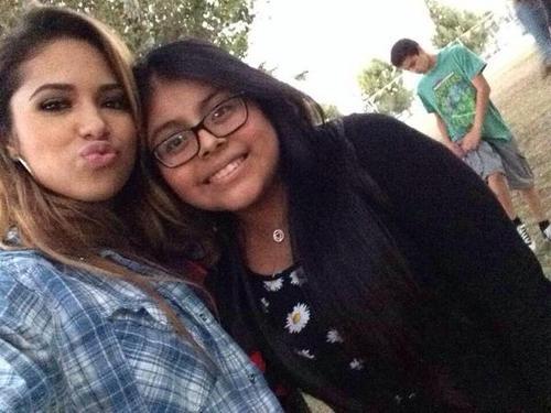 justmine93:  Another picture of Jasmine with a fan on the set of Tha’ts Me Right