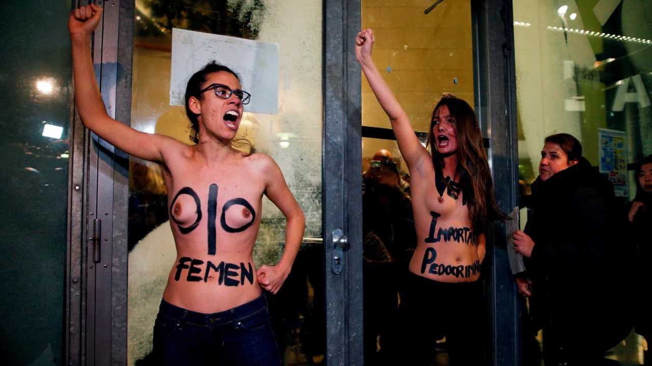 ACUSADO. Protestas contra Roman Polanski en París. Activistas feministas francesas se manifiestan contra el director franco-polaco Roman Polanski, “No hay honor para los violadores”, gritaron las activistas al paso del realizador, de 84 años, que...