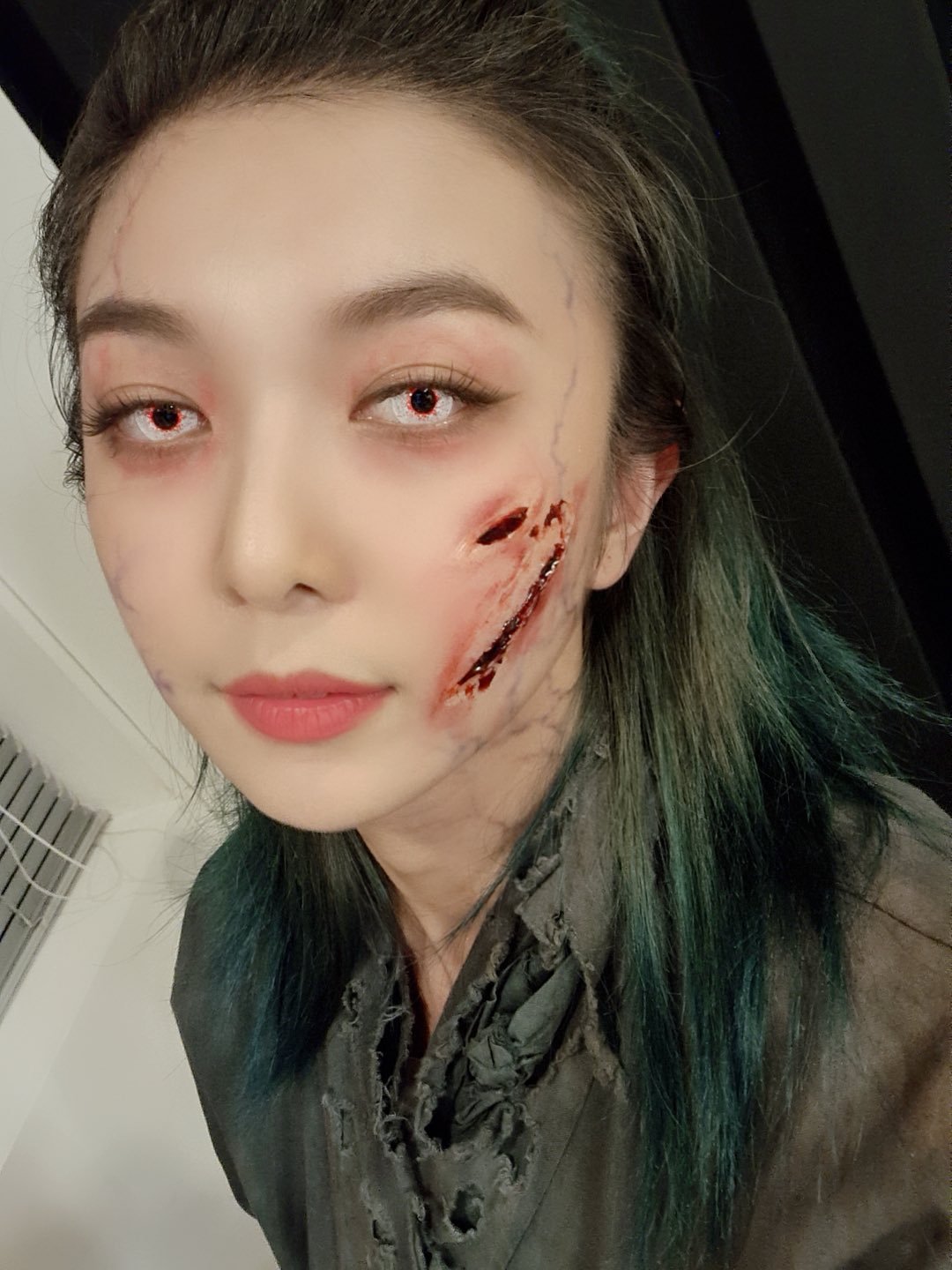 [201021] hf_dreamcatcher Twitter Update (½):
“[🎁 ] Look at Dreamies’ photos before you go❤️
‘BOCA’ MV achievement event Behind Selfies revealed (Zombie ver.)”
Transl: 7-Dreamers | Please do not take translation without credit