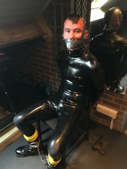 bondagebudtx: jamesbondagesx:  Rubber Boy