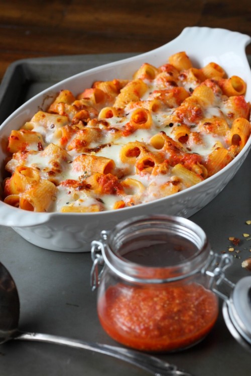 the-lazy-vegetarian: Red Pepper “Romesco” Pasta Bake!