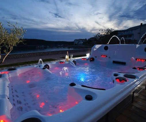 awesomeshityoucanbuy:  Luxury Double Decker SpaTake your hot tubbing to the next