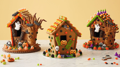 spookyshouseofhorror:  Halloween Gingerbread Houses