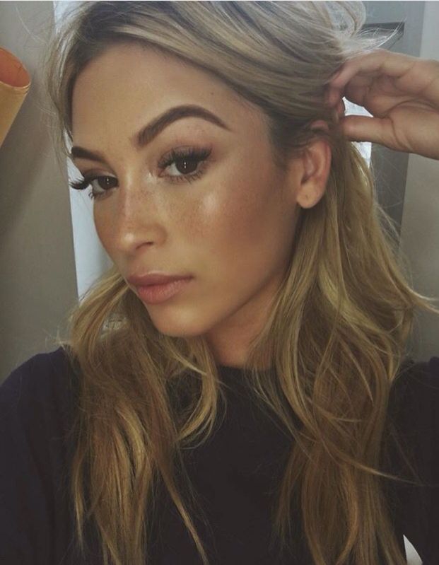 Melanie (24 Photo)