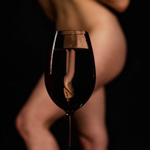 Her glass is full like her life&hellip;.Cheers! ••••••••••••••••••••••••••• #fullglass #wine #shape 