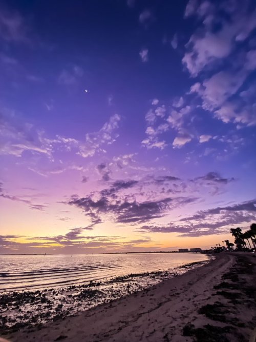 Crescent Moon Over Tonight’s Afterglow @StormHour @PaulFox13 ✌✌.