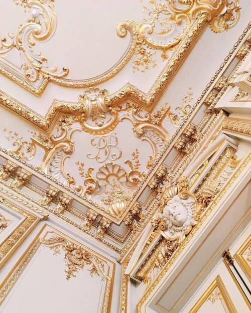 versaillesadness: Exquisite details from @shangrilaparis One of the most beautiful Parisian hotels ️