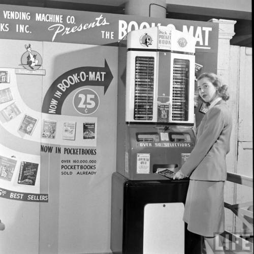 electronicsquid:Pocket Books Book-O-Mat paperback vending machine(Wallace Kirkland. 1947)