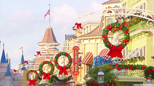 mickeyandcompany:Christmas decoration at Main Street USA (x)