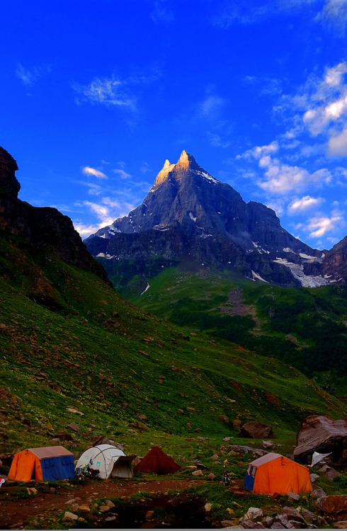  Hari Parbat, Shounter Valley, Azad Kashmir, Pakistan. (Source)