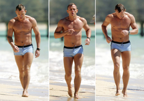 famousmaleexposed:  Daniel Craig big bulge!Follow porn pictures