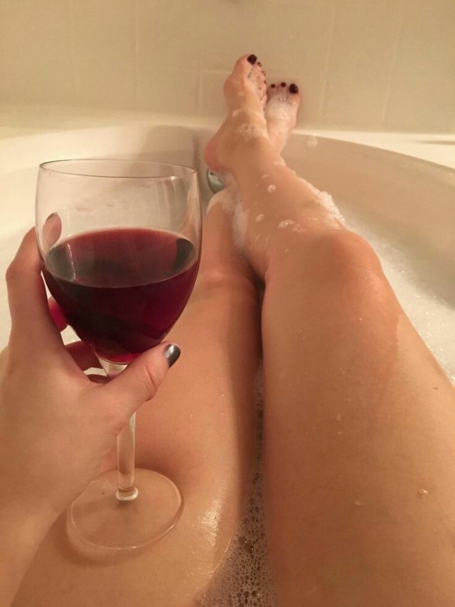 classy-not-trashy:Just a little me time 💋