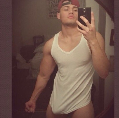 texasfratboy:  whoa, tough dude…with a yummy bulge! Do me!!