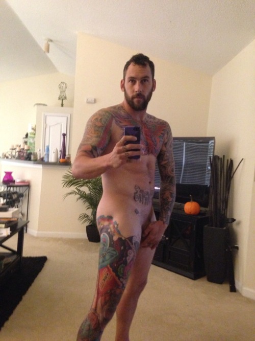 naked-exhibitionist: guysexting: Plenty of exposure for Zane Hammer Pittman! This single father from