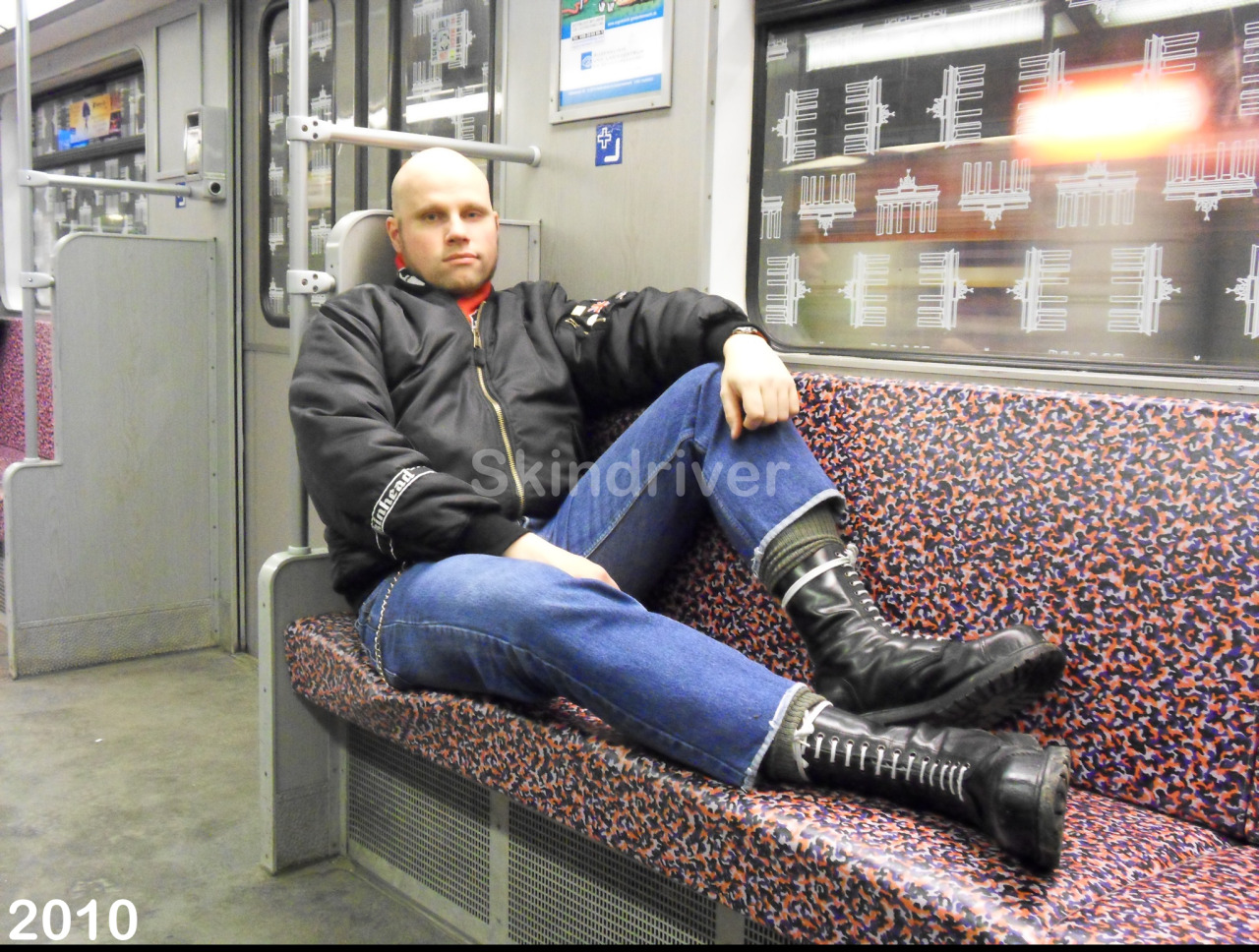 hart88doitsch:  Good to see a skinhead in the middle of berlin 