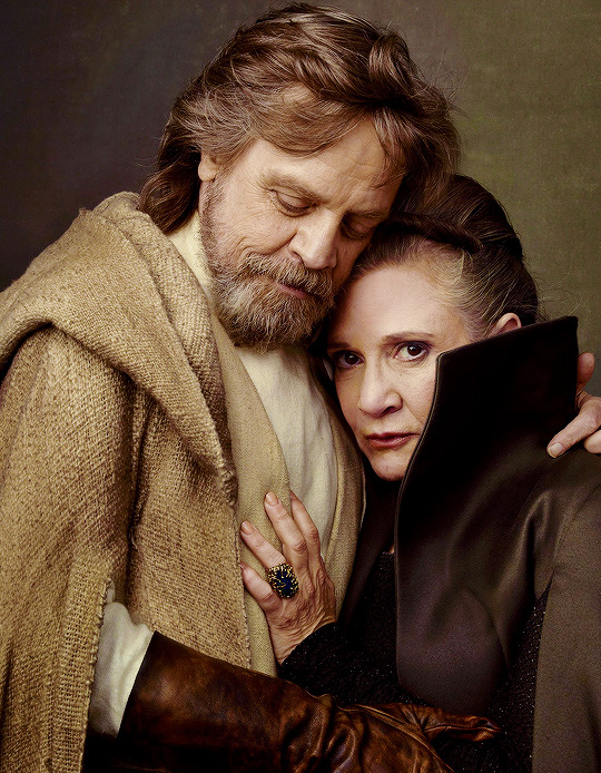 reyfinndameron:  Carrie Fisher as Leia Organa with her daughter Billie Lourd as Lieutenant