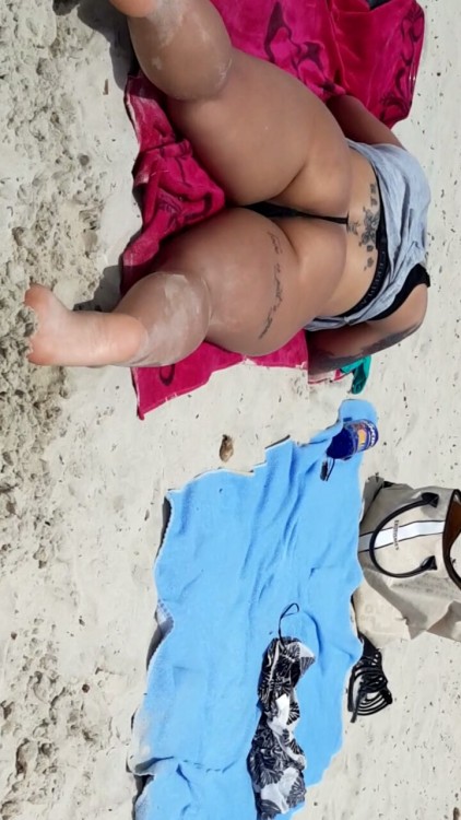 Amazing ass tanning at the beach. You almost can see her ass hole