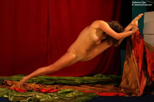 nude-vertical-splits: Zina Sadlutova