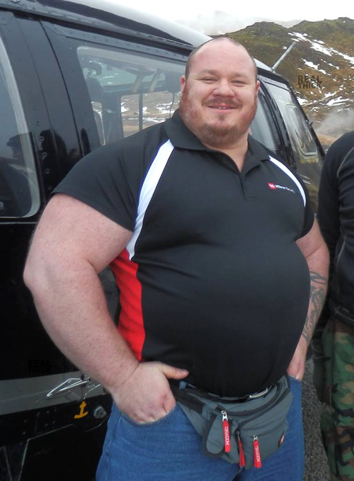 thebigbearcave:  hey joebear, miralo que chulo gran gordo!!! i think i remember I was asking about THIS guy!  any ideas??
