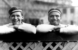 dougandmary-kingandqueen:  Douglas Fairbanks Jr. &amp; Sr. au tennis en 1923. 