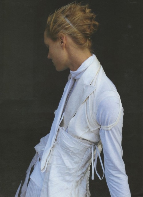 sendommager:Self Service spring/summer 2004Lisa Davies photographed by David Armstrong