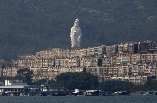 Porn shihlun:  A 76-metre-high white statue  of photos