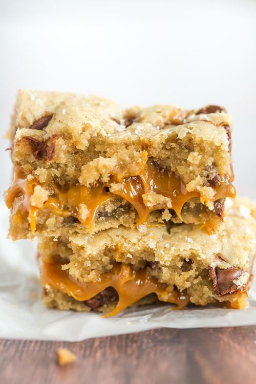 sweetoothgirl:SALTED CARAMEL CHOCOLATE CHIP COOKIE BARS