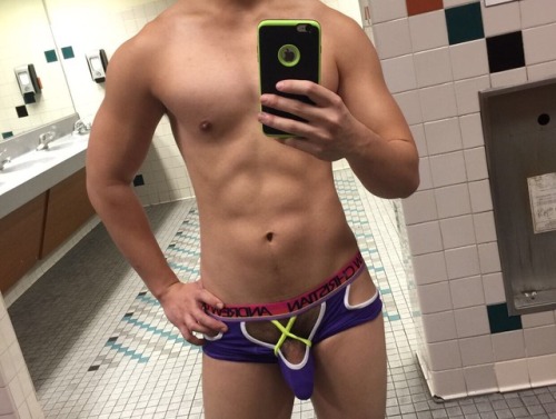 boyfriendunderwear:  Hot submission by one of our fans:  “AC’s at the gym”  @friskycollegebi