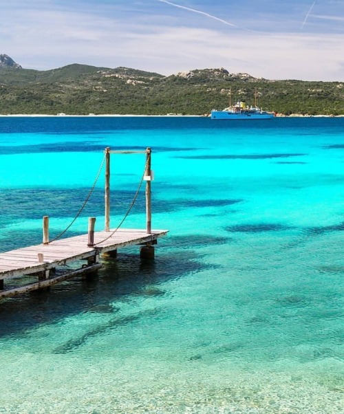 lanuovasardegna:I colori della spiaggia del Pirata, Capriccioli, Arzachena. Questa foto è di Luigi F