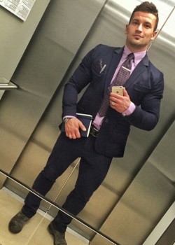 suitandtiebulge:  Suited hottie 