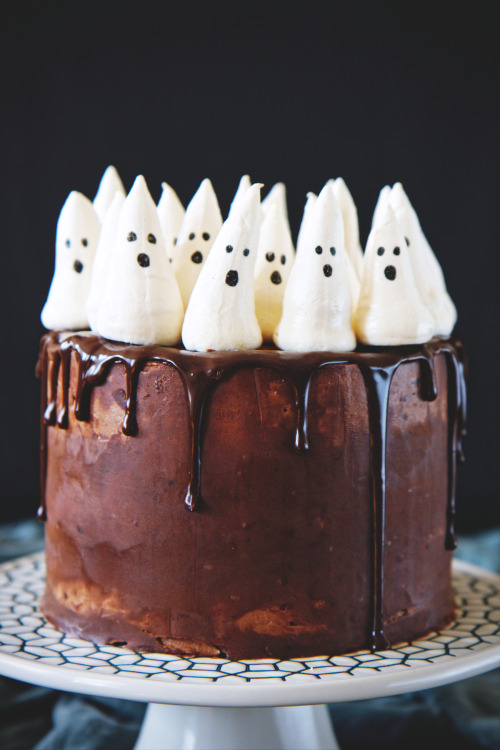 fullcravings:Chocolate Pumpkin Cake with Meringue Ghosts
