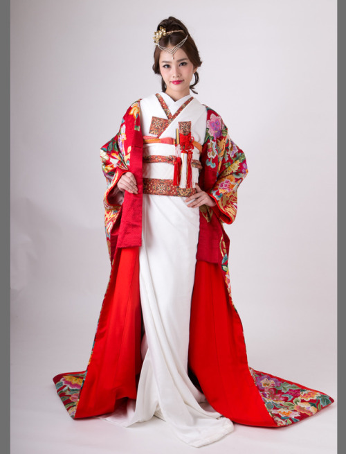 Wedding attire inspired by the tale of Aladdin, by Yui MarryI love how the plain white kimono is bri