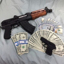 thug-of-arabia:  Gunz N Money 