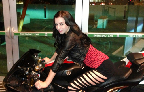 belle-schadenfreude:  Ever since I dated a boy with a motorcycle, I’ve been wanting one ever since. It will happen soon enough :) 