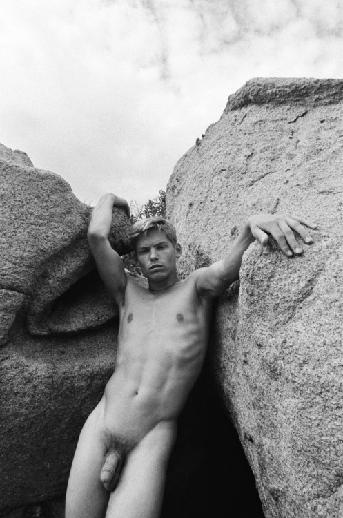 exhibitionisten-exhibitionists: americasfinestkids: Matt, blending in with nature. frame #26, near I