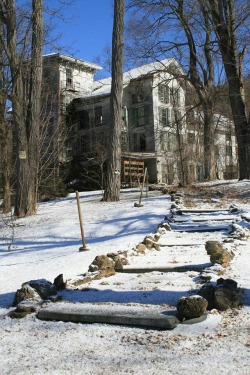 cruze-n:  Abandoned hotel in Vermont