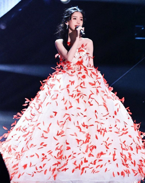 Best Dressed of The Year 2021 001/365Angelababy 杨颖 wore Giambattista Valli Haute Couture at Zhejiang