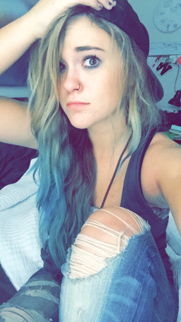 sensitivityandbrutality:  The “I can’t believe I’m 20” selfie 