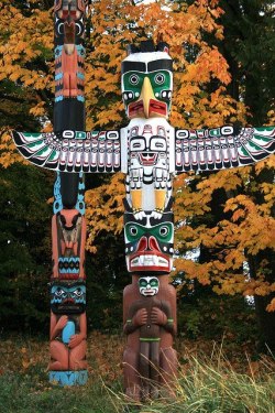 visitante-noturno:  Totem Pole in Stanley Park, Vancouver 