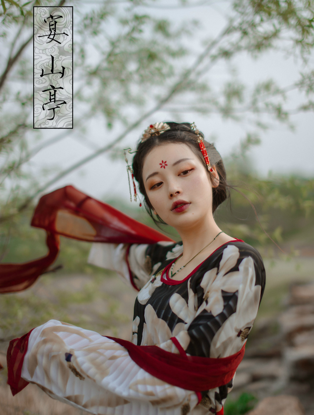 changan-moon:  Traditional Chinese hanfu | Tang dynasty fashion | Clothes by 宴山亭汉服. 