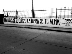 accionpoeticaenchile:  &ldquo;No hagas de tu cuerpo la tumba de tu alma&rdquo;Acción Poética en Chile (Los Vilos) 