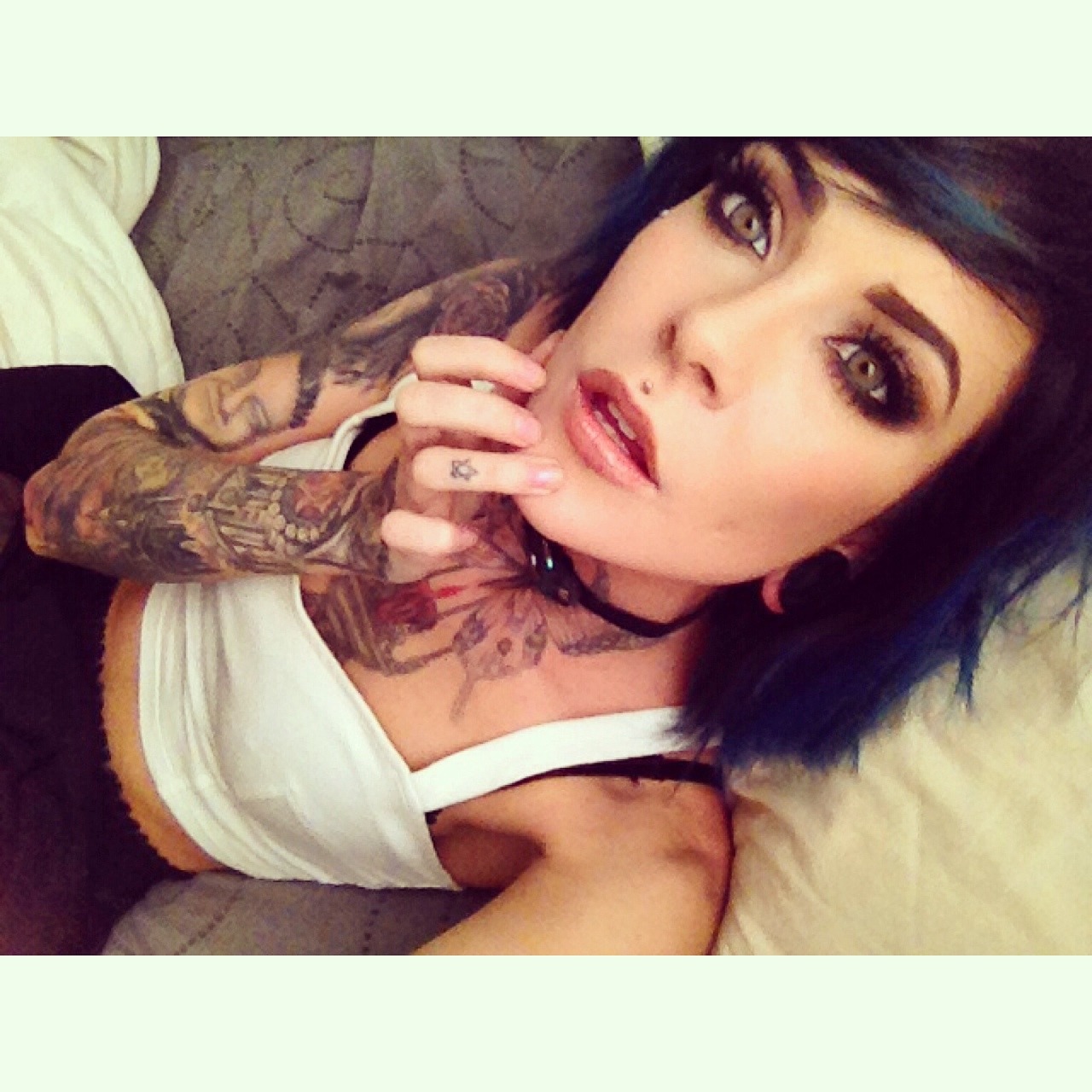pocopowpowmeow:  Hi it’s late and I know no one cares but I took this selfie and