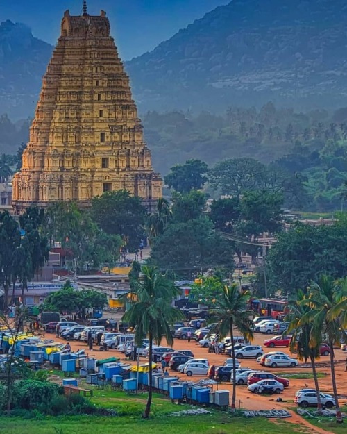 Virupaksha Temple (विरुपाक्ष मन्दिर) #VirupakshaTemple is located in #Hampi 350 km from #Bangalore i