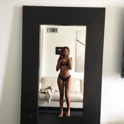 cierravegasbitchhh:  Natural shorty wit a wig on :)
